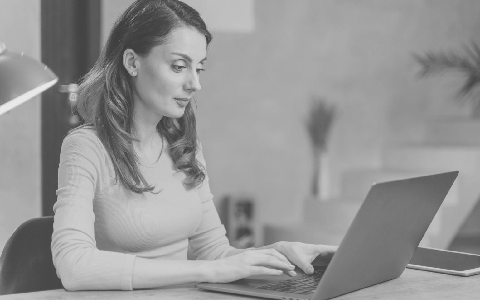 Profesionales trabajando en análisis financiero colaborativo