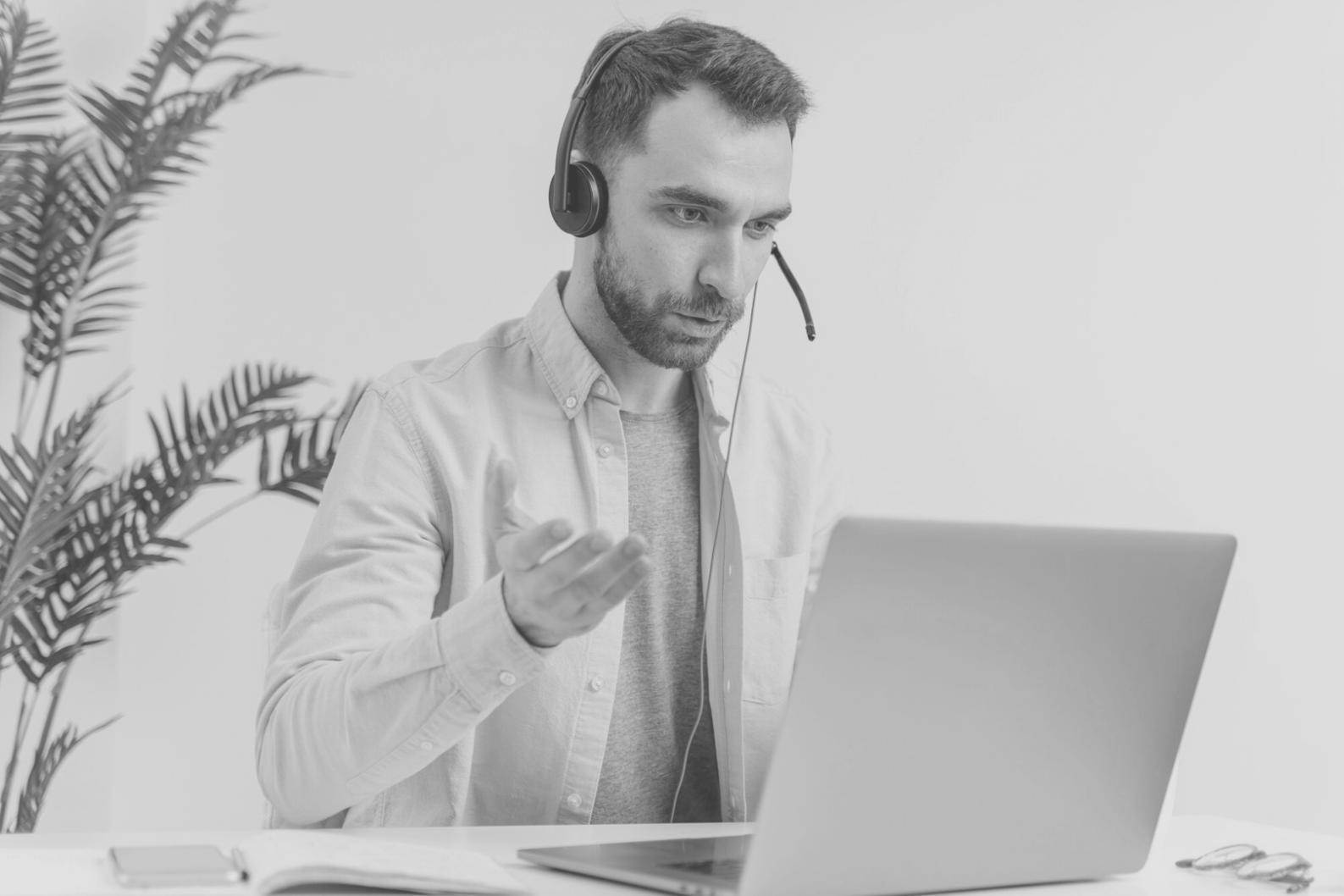 Equipo trabajando en estrategias de comunicación financiera
